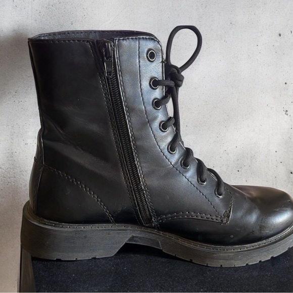 Time and Tru Women's Black Marti Lug Boots - Picture 10 of 16